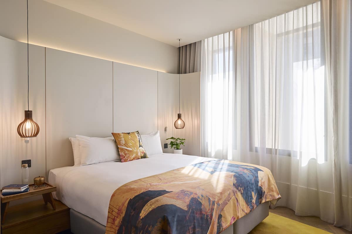 Ropa de cama de alta calidad, colchones Tempur-Pedic, minibar