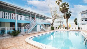 Une piscine d’une profondeur de 6 pieds et demi, une terrasse couverte avec des escaliers et une clôture blanche.