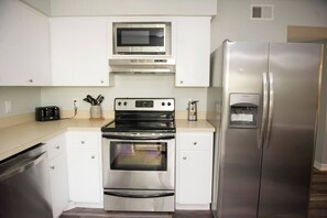 Frigorifero, microonde, forno, piano cottura