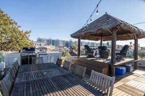 Outdoor dining - 3-bedroom condo, steps to Venice Beach and Venice Beach Boardwalk (Marina del Rey)