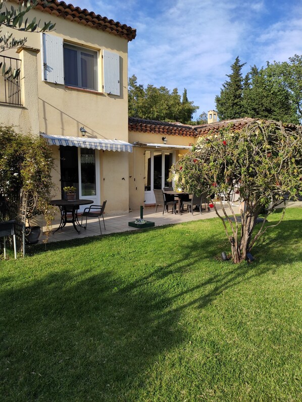 Outdoor dining - Villa Très Calme (Saint-Raphaël)