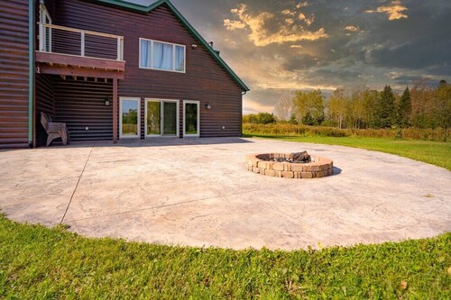 Spacious, Secluded Retreat with Rustic Charm