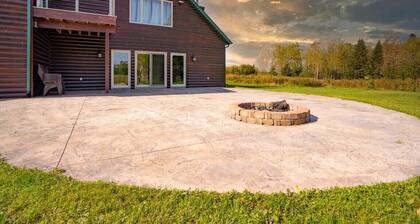 Spacious, Secluded Retreat with Rustic Charm