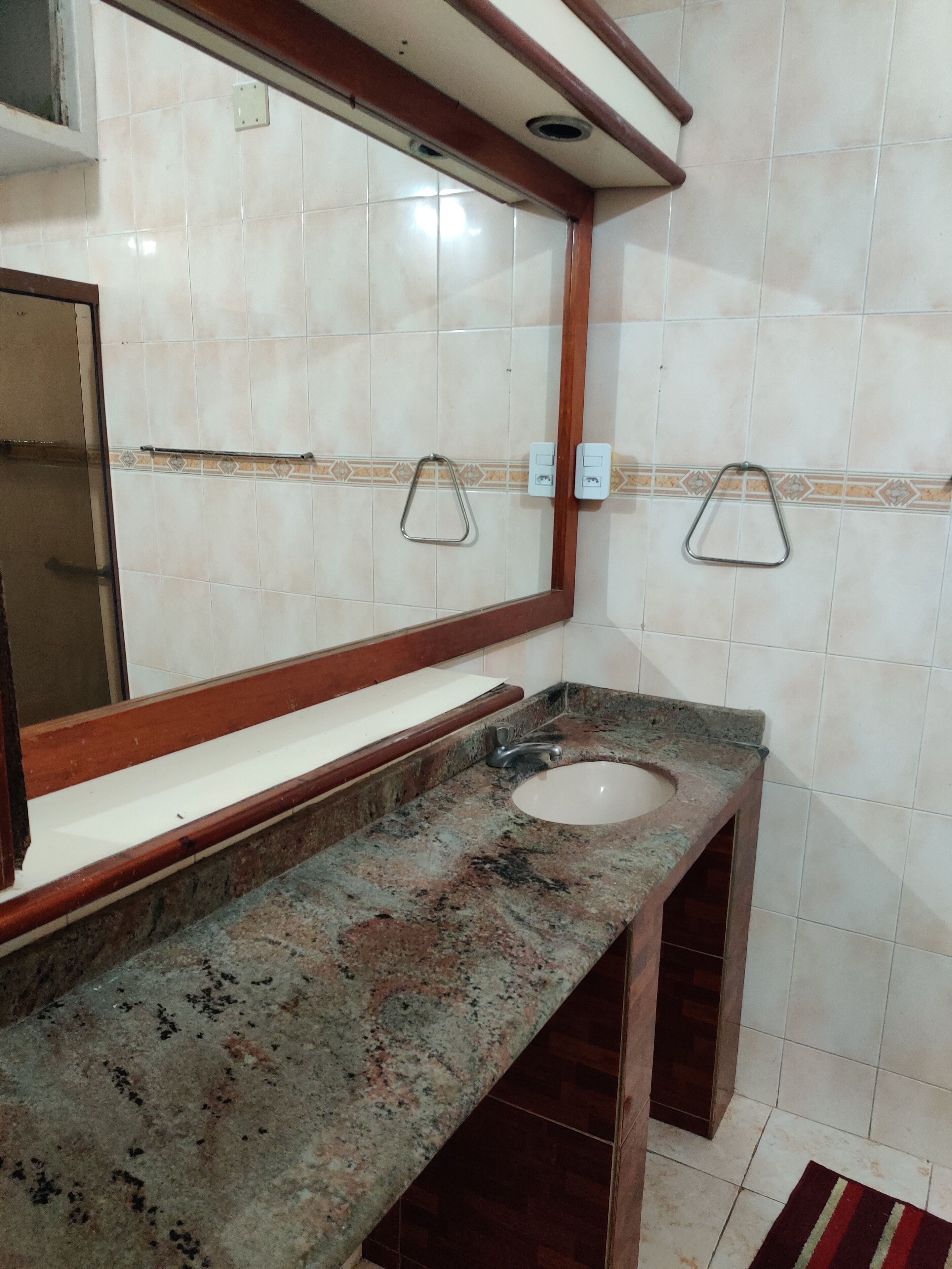 Quarto básico | Banheiro | Chuveiro 