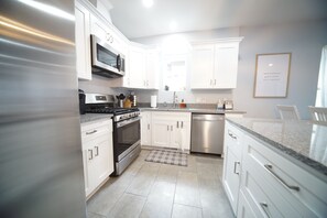 Fridge, microwave, oven, stovetop - Luxurious Renovated Gem in Convenient Location! (Delta)