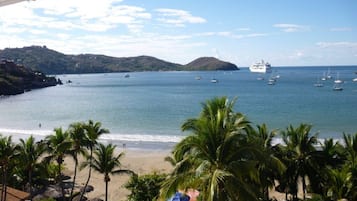 Beach nearby, sun loungers, beach towels