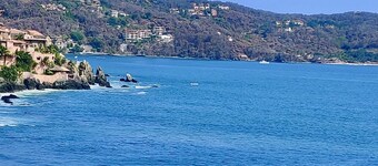 Bella Vista--Spectacular Views of Zihua Bay from 1-BR Condo above Madera Beach