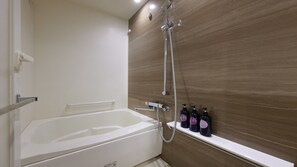 Articles de toilette gratuits, sèche-cheveux, chaussons, bidet