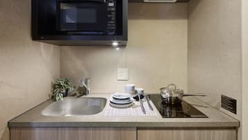 Frigobar, microondas, placa de cocina, tetera/pava eléctrica