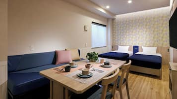 Cubrecamas, caja de seguridad en la habitación y cortinas blackout