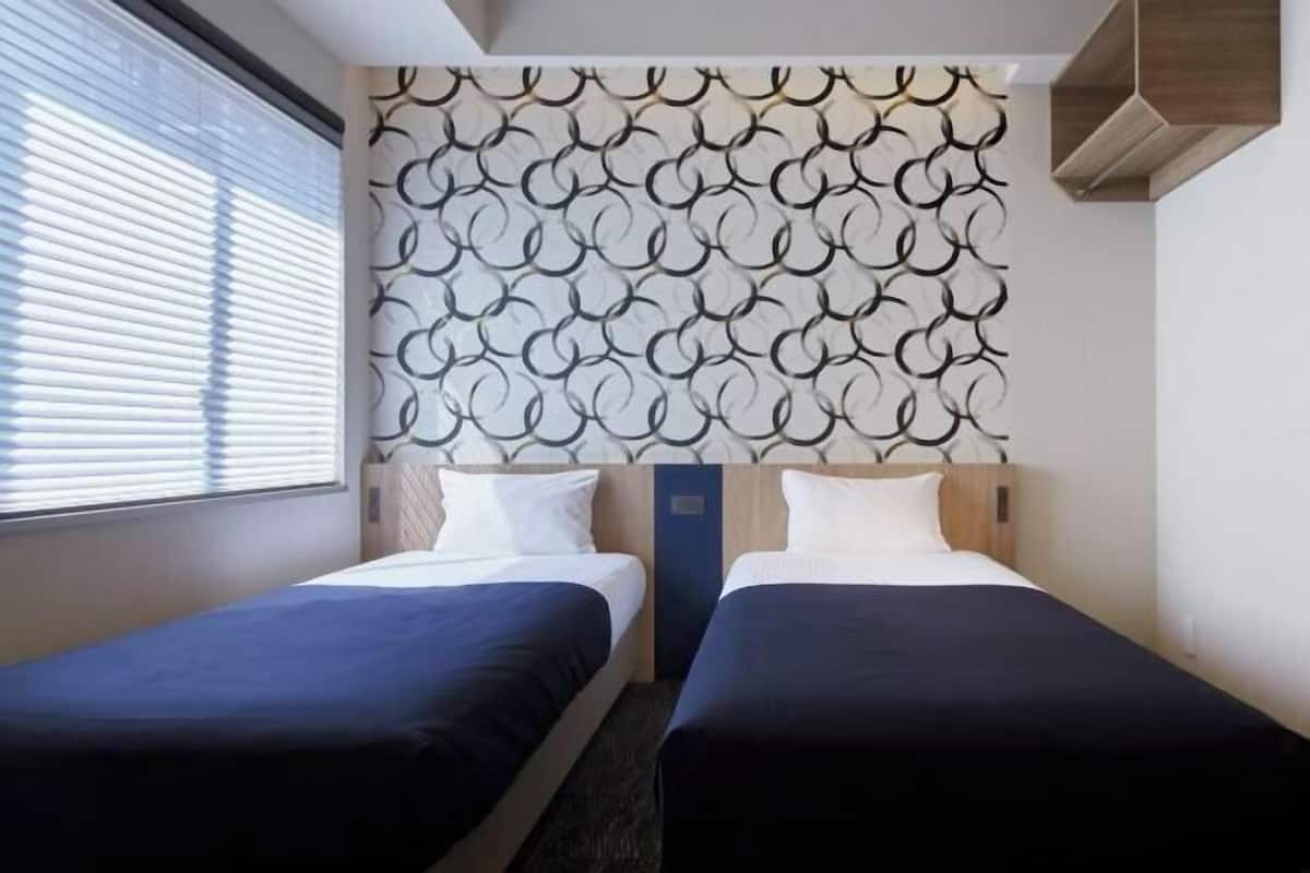 Down comforters, in-room safe, blackout drapes, iron/ironing board