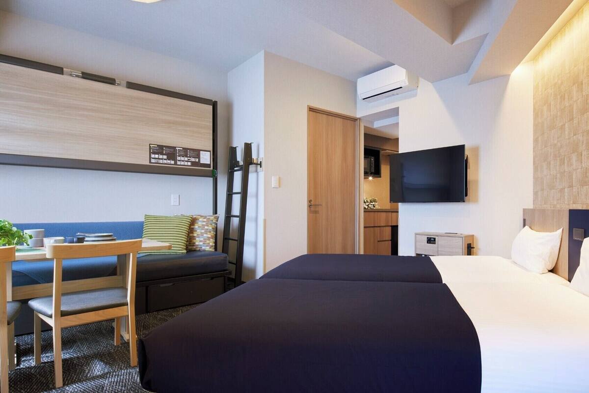 Habitación superior, para no fumadores (Standard, For 3-4 People) | Edredón, caja de seguridad en la habitación y cortinas blackout