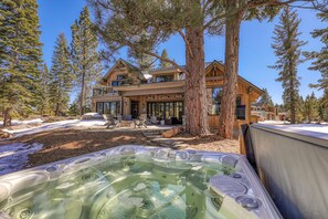 Outdoor spa tub - Bound to Impress. Private Hot Tub, Golf Access & Exclusive Club Amenities! (Truckee)