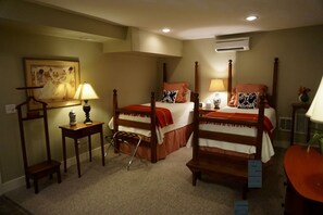 1 habitación, escritorio, tabla de planchar con plancha y cuna de viaje 