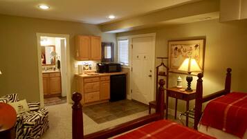 1 間睡房、書桌、熨斗/熨衫板、可攜式嬰兒床