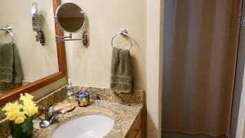 Ensemble douche/baignoire, sĂšche-cheveux, serviettes fournies, savon