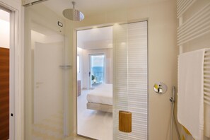 5 habitaciones, caja de seguridad en la habitación y escritorio 