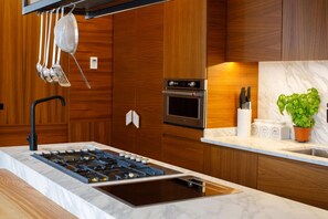 Réfrigérateur, four à micro-ondes, un four, surface de cuisson