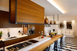 Réfrigérateur, four à micro-ondes, un four, surface de cuisson