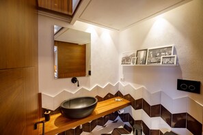 Douche, sèche-cheveux, bidet, serviettes fournies