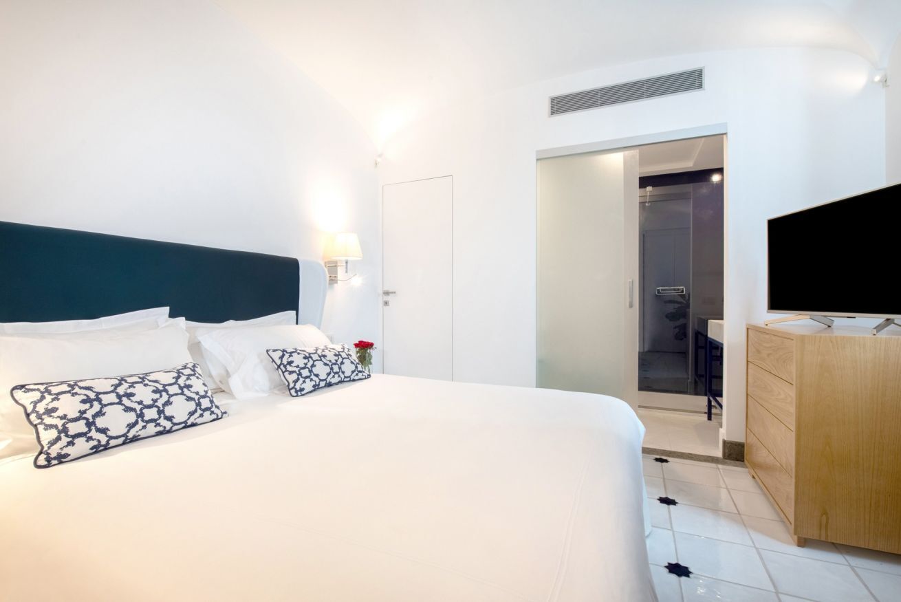 8 bedrooms, Frette Italian sheets, desk, iron/ironing board