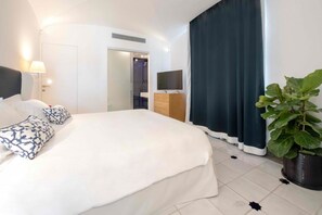 3 habitaciones, tabla de planchar con plancha y cuna de viaje 