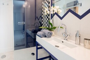 Bathtub, hair dryer, bidet, towels