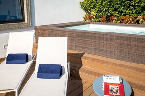 A poolside area with two lounge chairs and a small table with books. - MyExclusiveItaly - Luxury Apartment with Penthouse and Pool (Sant'Agnello)