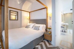 1 Schlafzimmer, italienische Bettbezüge von Frette, Schreibtisch