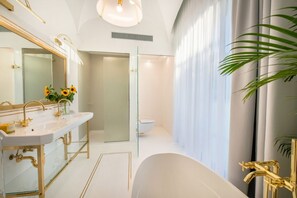 Bathtub, free toiletries, hair dryer, bidet