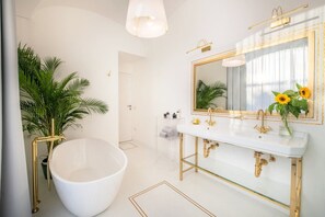 Bathtub, free toiletries, hair dryer, bidet - Luxury Suite with Terrace (Sant'Agnello)