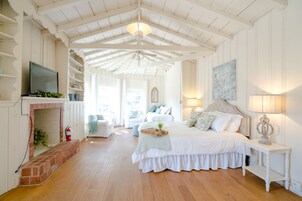 Decoración personalizada, muebles diferentes y cortinas blackout 