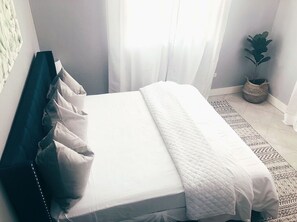 4 عدّة غرف نوم ومكتب وواي فاي مجانًا وملاءات أسرّة