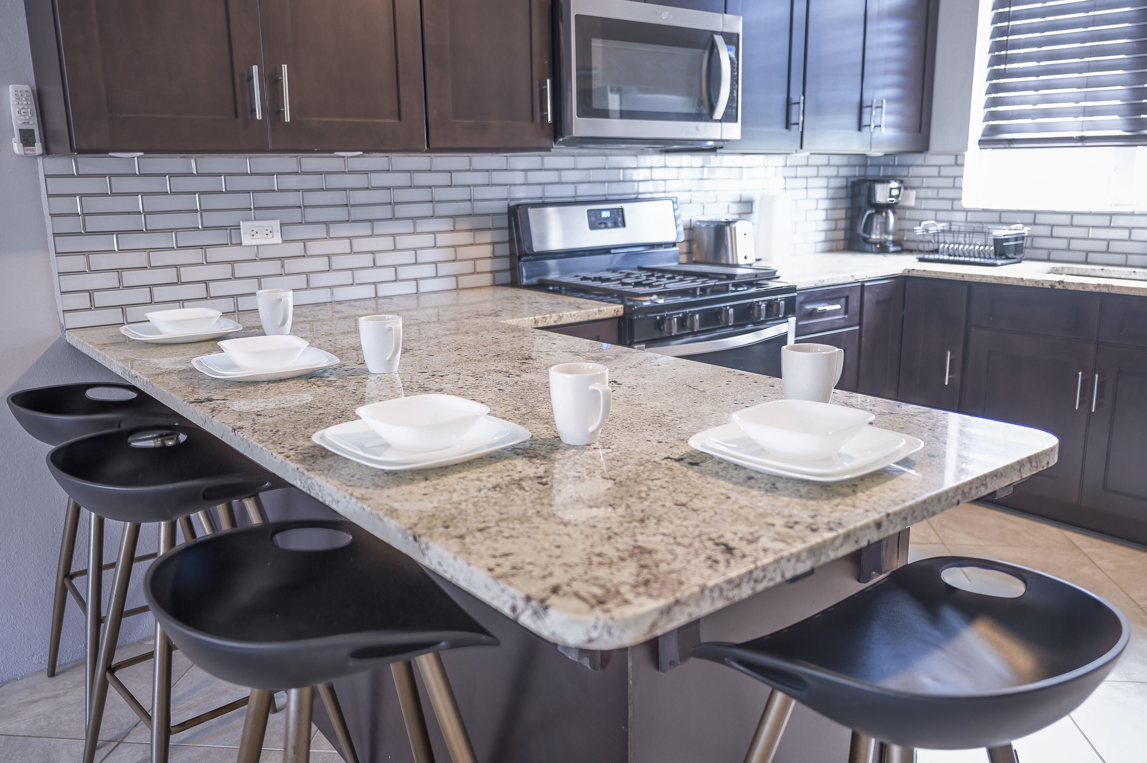 Réfrigérateur, micro-ondes, plaque de cuisson, cafetière/bouilloire