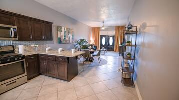 Jääkaappi, mikroaaltouuni, liesi, kahvin-/teenkeitin