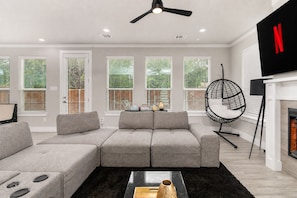 Smart TV - Dallas Luxury New Build Great For Large Large Groups (Dallas)