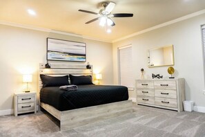 4 bedrooms, WiFi - Dallas Luxury New Build Great For Large Large Groups (Dallas)