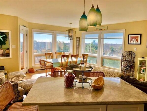 Älytelevisio, takka, kirjoja