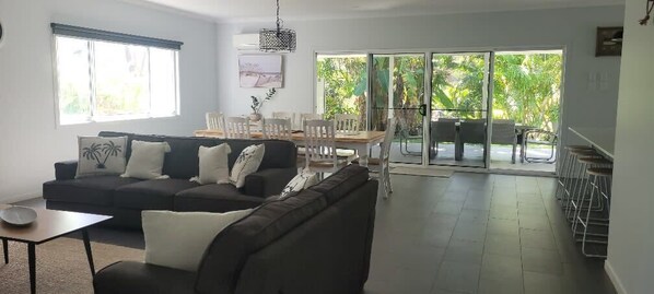 TV - OffShore Holiday House on Acreage (Agnes Water)