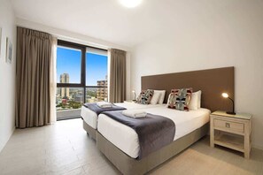 3 bedrooms, iron/ironing board, WiFi, bed sheets - 1301 Ballah Stunning Beach Views Above Cavill Mall (Surfers Paradise)