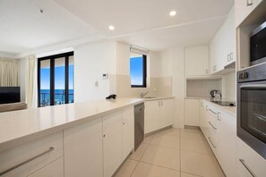 Fridge, microwave, stovetop, dishwasher