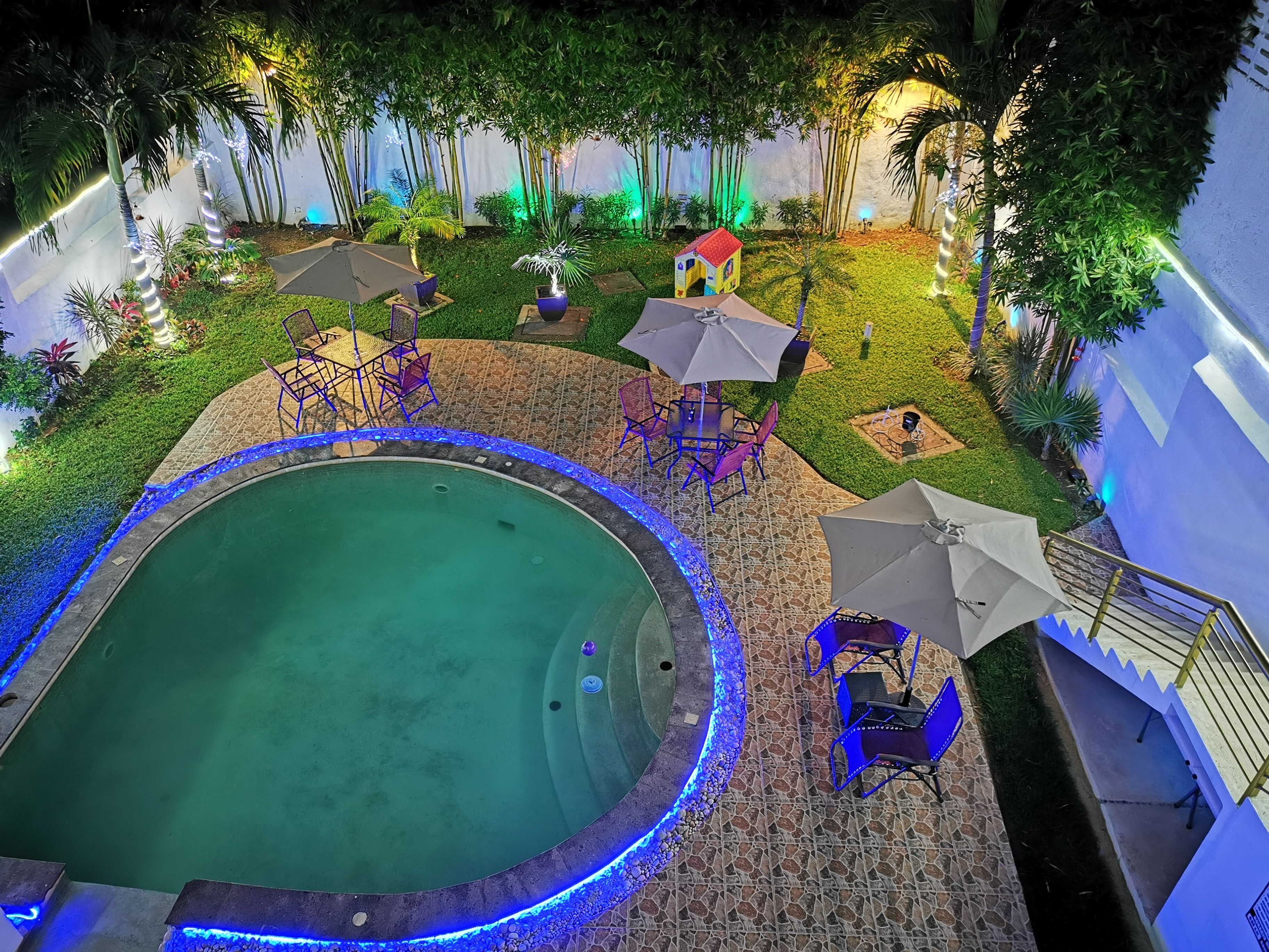 Piscine extérieure, chaises longues