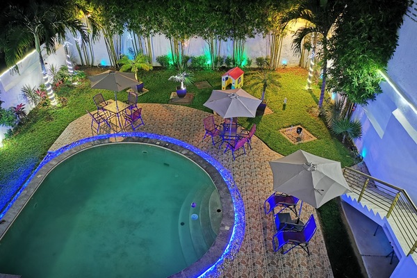 Una piscina al aire libre, tumbonas