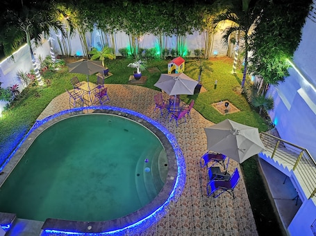 Outdoor pool, pool loungers. Hotel Real Mercedes
