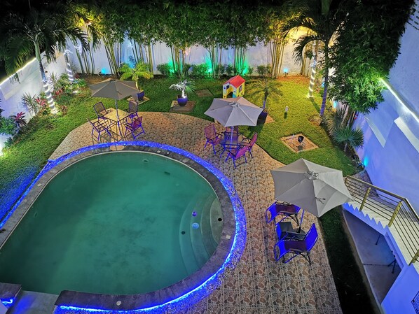 室外游泳池，提供日光浴躺椅