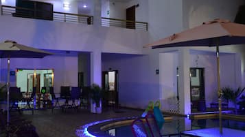 Una piscina al aire libre, tumbonas