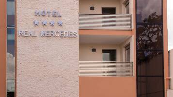 Vista frontal de la propiedad