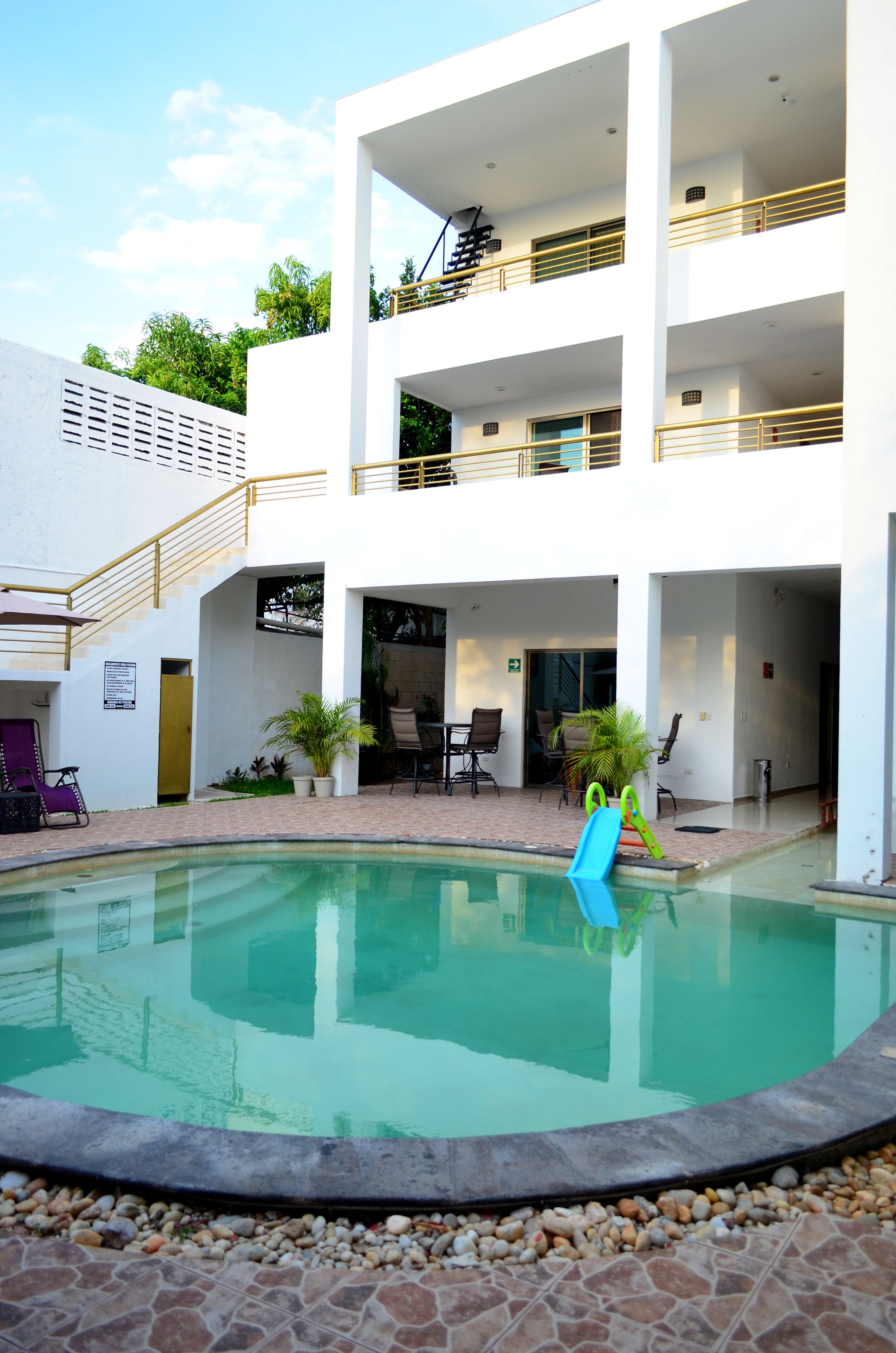 حمّام سباحة خارجي، مقاعد للتشمس