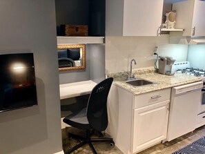 Fridge, oven, stovetop, dishwasher