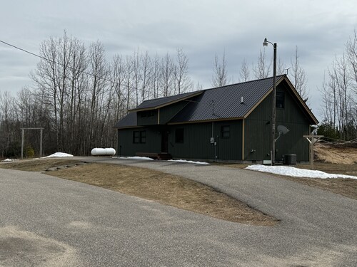 TROUT LAKE - Unique U.P. Lodge on Trail - Sleeps 18 - Starlink internet!